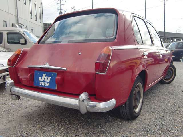 赤色ですが艶は無く、ピカピカの車をお探しの方にはお勧め致しません♪