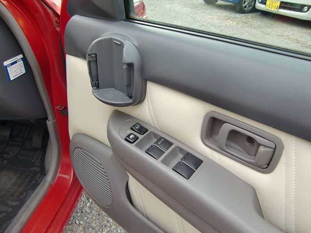 運転席ドア取付のドリンクホルダーは固定扉が損傷しています-修理は可能ですのでお問合せ下さい。