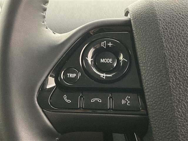 運転中、オーディオの操作をしてて、ハッとしたことはありませんか？ステアリングスイッチは、運転中でもハンドルでオーディオの操作が可能です。安全なドライブをサポートします。
