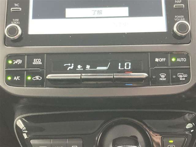 オートエアコンは温度を設定するだけで、自動で風量などを設定してくれます。運転しながら操作も必要ないので、安全性も向上します。