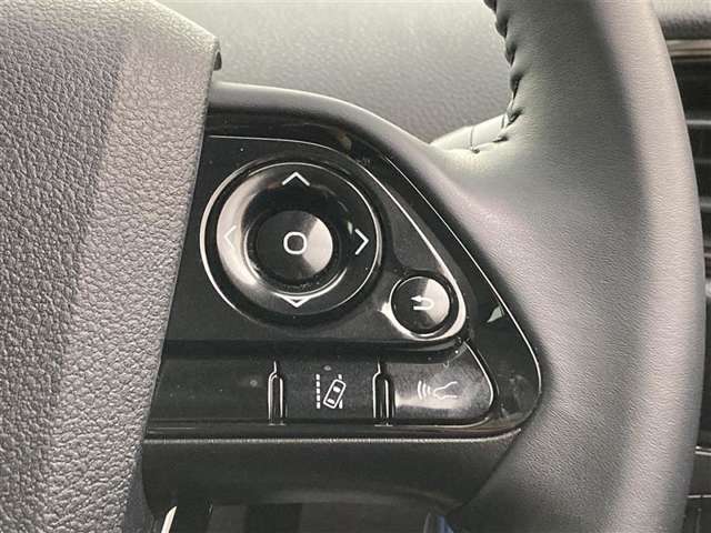 前方の車との車間を設定し、スピードを上げたり緩めたりを自動で行ってくれる追尾式の「レーダークルーズ」。上級装備の一つです！高級車にしかつかない嬉しい機能です。