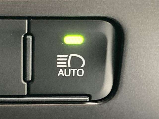 対向車がいないとき、見通しの悪い道路は暗くて怖いですよね。。。こちらのクルマはオートマチックハイビーム搭載です！対向車の有無で自動でハイ・ロウビームに切り替えます。