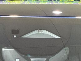 【スマートシティブレーキサポート】低速走行中に前方の車両等を認識し、衝突しそうな時は警報とブレーキで衝突回避と被害軽減をアシスト。より安全にドライブをお楽しみいただけます。