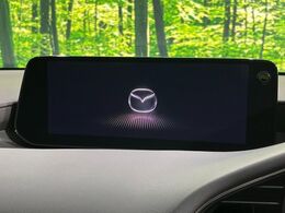 【8.8インチマツダコネクト】車内の雰囲気にマッチした大型のディスプレイ。スマホ接続でのナビ使用やBluetooth再生等、様々な機能が楽しめます。直感的なダイヤル操作が可能で、使い勝手も良好です。
