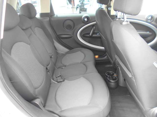 一番見落としそうな部分である、後部座席。皆さん、前席ばかり注目していませんか？意外とここに今までの「乗り方」や「メンテナンス」の状態が顕著に表れる所です。是非ご覧下さい！