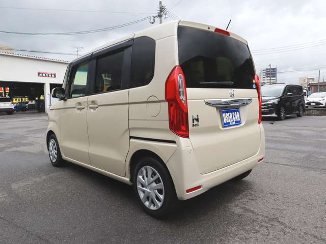禁煙車！ナビフルセグTV後カメラBT　ドラレコ前後　ETC　左電スラ　Pスタート　ステアリングリモコン　後タイヤ5分山位です！外装に目立つ傷もなく程度良好なお車です！運輸局認証自社工場完備で安心♪
