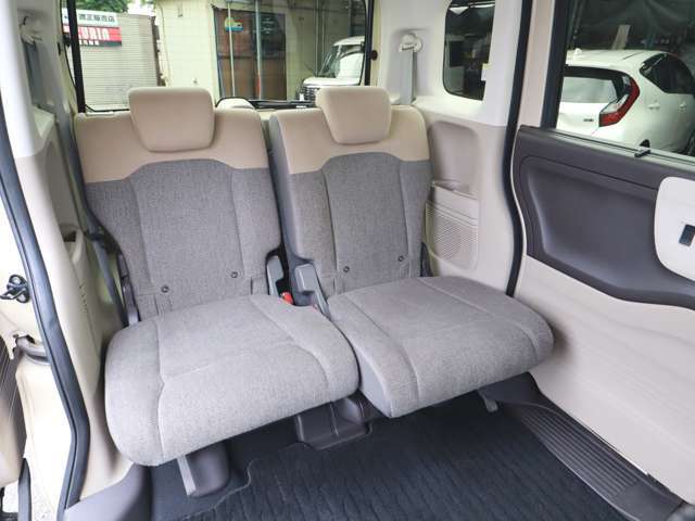 リアシート　分割スライド機能付♪　汚れの目立たないシート色です！　走行少ないのでシートキレイ車内キレイですよ！　禁煙車です！　タバコ臭無し！　オゾン発生器にて除菌・消臭済！