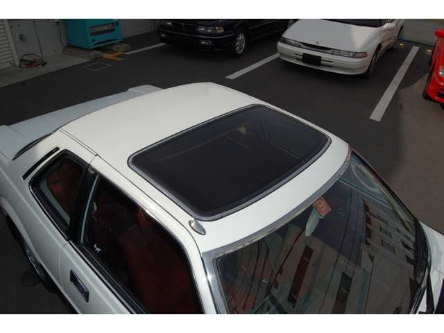 国内生産車初の電動サンルーフ。デートカーの先駆け！