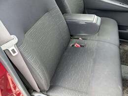 ベンチシートで室内広々！