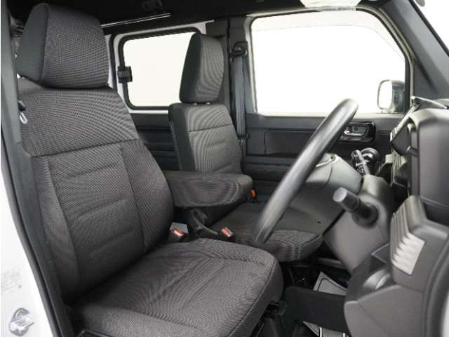 運転席のスペースはゆったりしていていながらも、腰のホールドを増やし長時間乗っても疲れにくいシートとなっております。また座面も頻繁な乗り降りでも破れにくい縫製となっております。