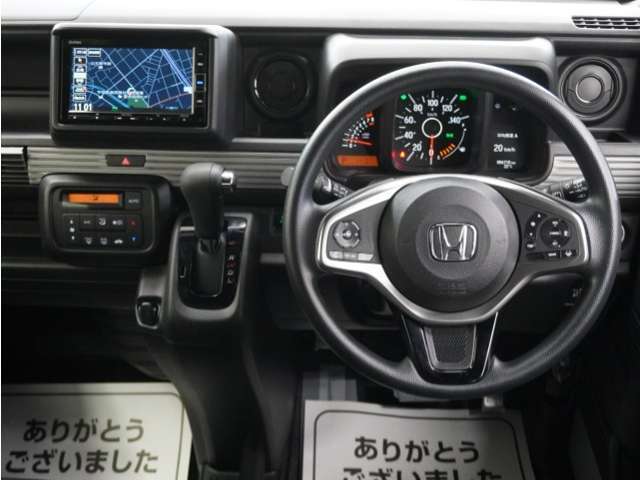 運転にかかわる様々な操作を安全に行えるように視点移動が少なく、操作性に配慮されたスイッチ類が凝縮されたコクピットです。