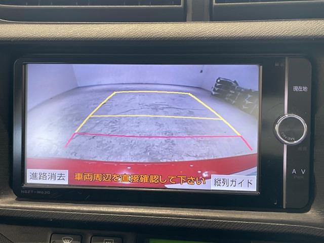 後退時に車両の後ろ側をモニター画面に表示します。車庫入れなどでバックする際に後方確認ができて便利です。車庫入れが苦手な人もこれで安心です♪