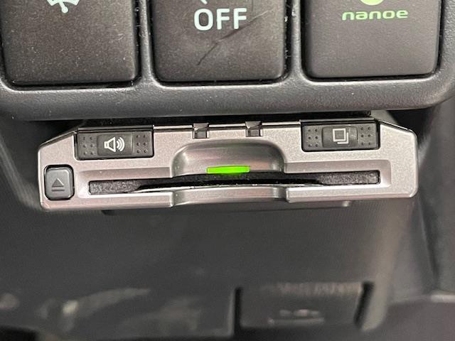 高速道路や有料道路の料金所ゲートで、自動車や自動二輪に搭載した車載器と無線通信を行い、車種や通行区間を判別して認証や決済を行うシステムです。