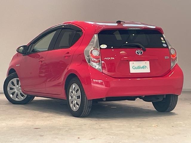 お車を左後ろから見るとこのような感じになります。テールランプやドアバイザー等装備品を確認できます。