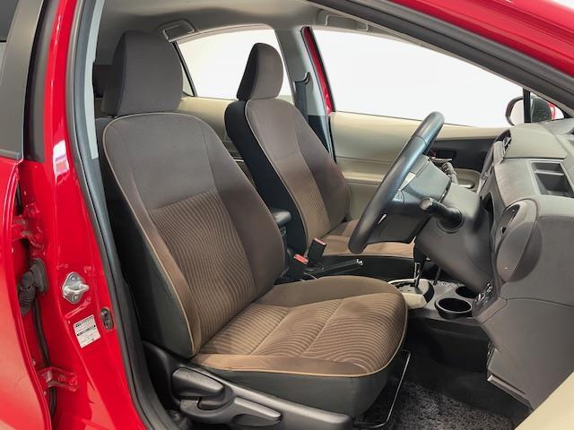 運転席のシートはきれいでゆったりしています。ゆったりとした空間で座り心地の良い椅子です。