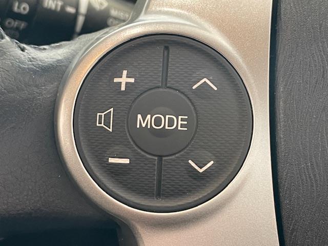 ステアリングスイッチを使うことで、「運転中電話に触れずに電話に出る」「カーオーディオを切り替える」「音量調節をする」といったハンズフリー操作を行うことができる。