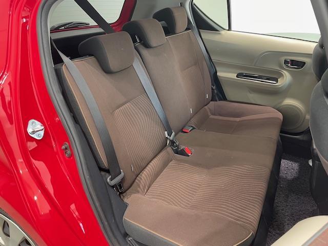 後部シートもとってもキレイでゆったりスペース！大人が並んで座っても余裕の広さです！