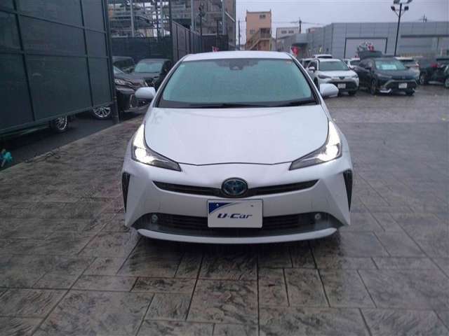 前後にドライブレコーダーがついたお車です