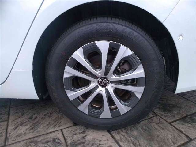 純正15インチのアルミ付きです