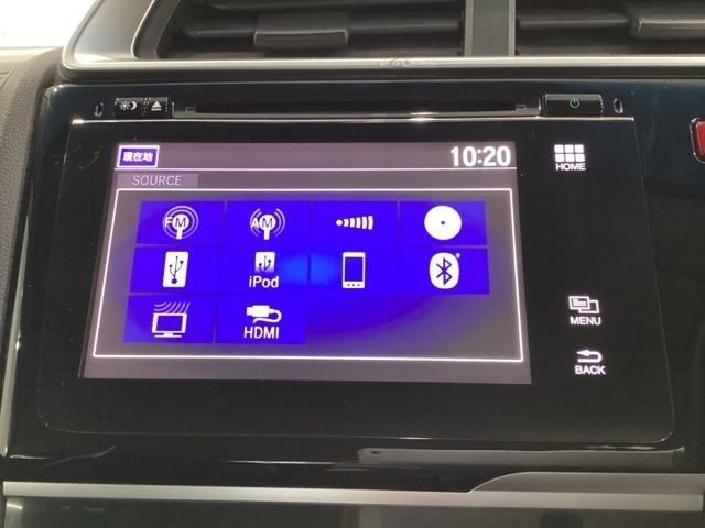ナビゲーションはホンダ純正メモリーナビ。通信機能も備え渋滞回避案内や天気情報の表示などのサービスが有ります。リアカメラ付きなので、バック駐車の苦手な方にも安心ですね！