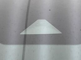 【インテリジェントエマージェンシーブレーキ】フロントカメラで前方の車両や歩行者を検知。衝突しそうな時は衝突被害軽減ブレーキが作動、衝突回避をサポート。より安全にドライブをお楽しみいただけます。