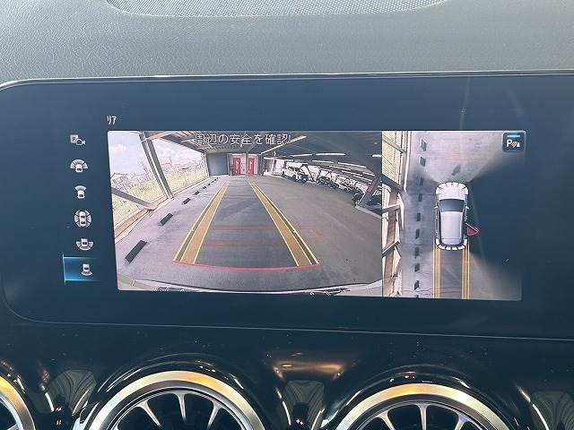 【全周囲モニター】を装備しております。全周囲カメラで危険察知。狭い駐車場でも安心して駐車できますね。