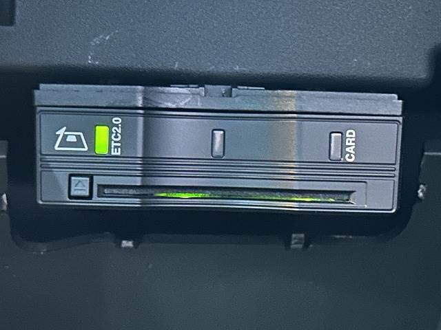 【ETC車載器】を装備しておりますので、ご納車直後からの遠距離ドライブも可能です。土日の利用料金の割引や、朝夕の通行料金を割引料金で高速道路をお楽しみいただけます。