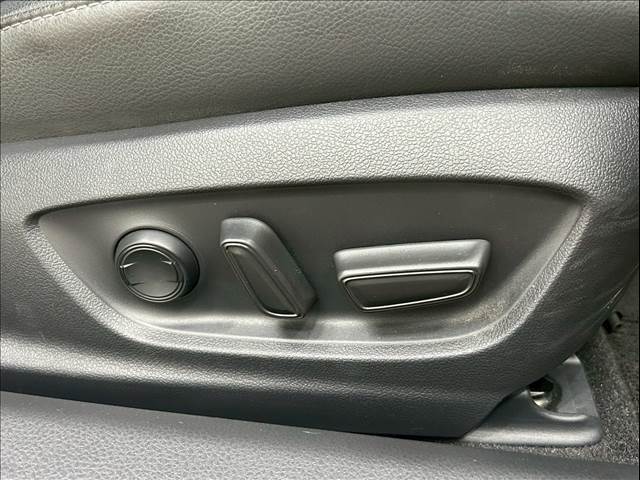パワーシート装備でお好みのドライビングポジションに設定可能です。