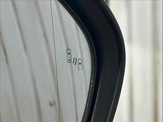 ブラインドスポットモニター搭載で後方から接近する車両にも簡単に気づけます。