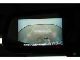 ルームミラー内にバックカメラ映像が映し出されます