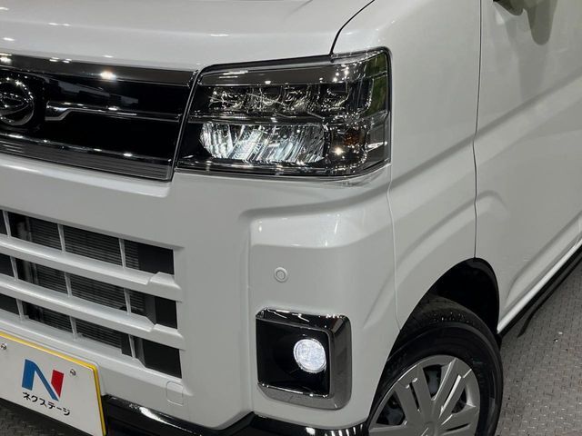 【LEDヘッドライト】悪天候や夜間走行時も良好な視界を確保し安心して運転できる高輝度LEDヘッドライトを装備！点灯速度が早く、消費電力も抑えられています。