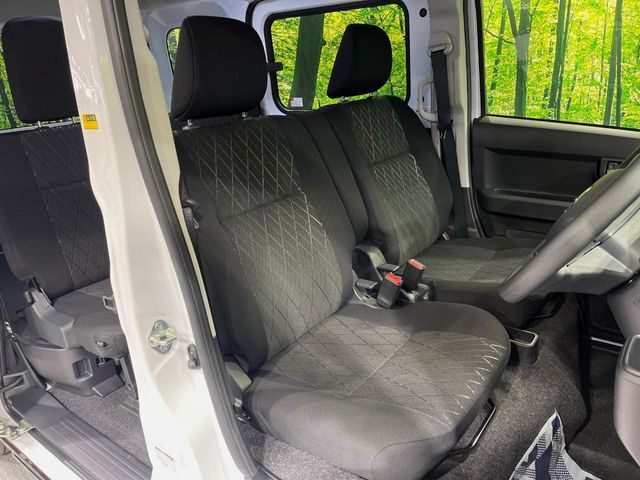 運転席まわりには十分なスペースがあり、大柄な方でもゆったり運転していただける環境です。