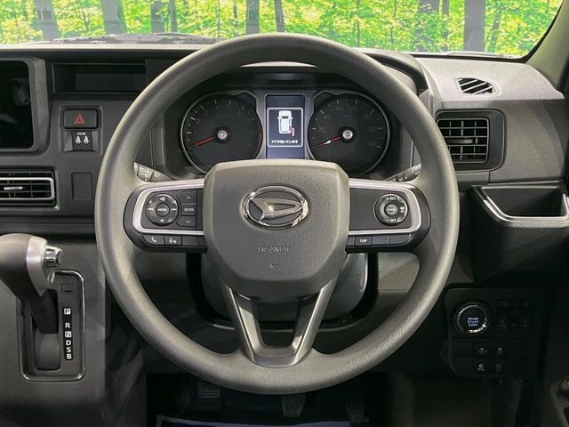 インテリアに合わせたデザインのステアリングは、運転される方のことも考え、運転しやすい形状、大きさです。是非一度、実際に触ってお確かめください。
