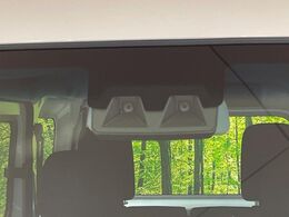 【スマートアシスト】走行中に前方の車両等を認識し、衝突しそうな時は警報とブレーキで衝突回避と被害軽減をアシスト。より安全にドライブをお楽しみいただけます。