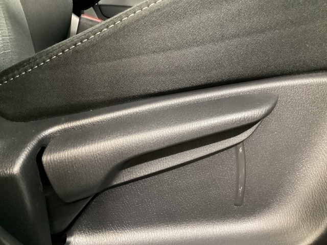 運転席にはドライバーの体型や好みに応じて前後方向だけでなく、高さの調整ができるシートリフターを装備！