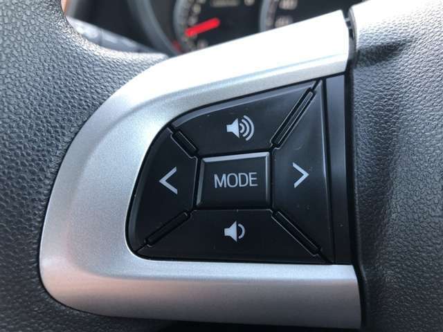 【ステアリングスイッチ】左です。ハンドルから手を離さず、運転に集中したまま手元でオーディオ操作等ができます。