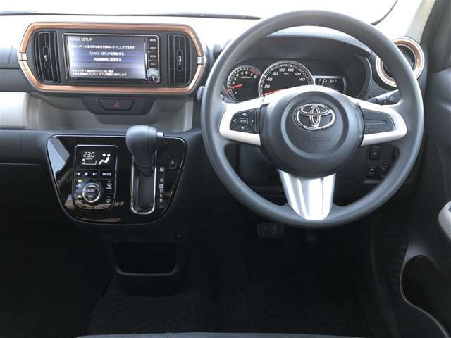 シンプルで使いやすいコクピット。視界性もよく運転しやすいですよ。スイッチ類も使いやすい場所に配置されています。