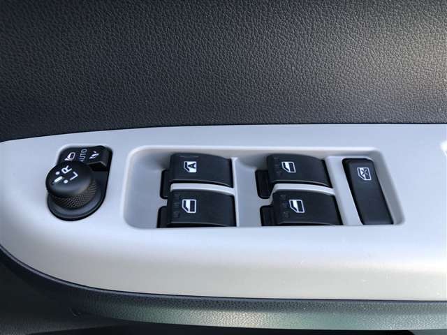 パワーウィンドのスイッチです。運転席に座りながら、助手席や後席の窓を開け閉めできるので大変便利ですよ。