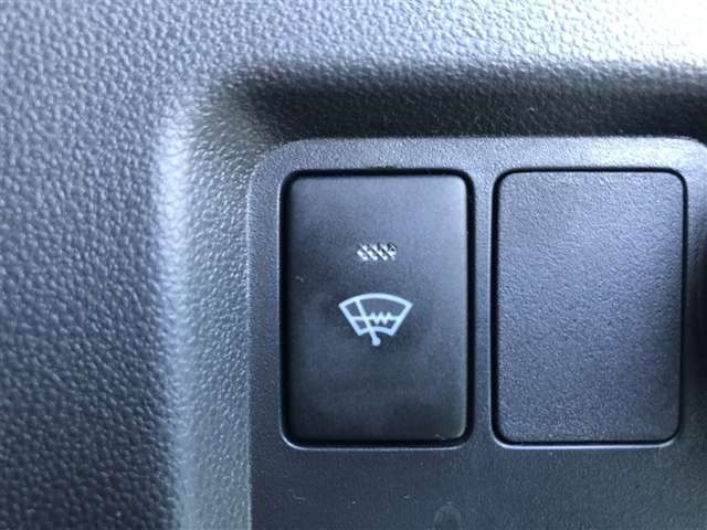 寒冷地仕様で、フロントガラスに熱線があり、冬場の凍ったフロントガラスを素早く溶かします。