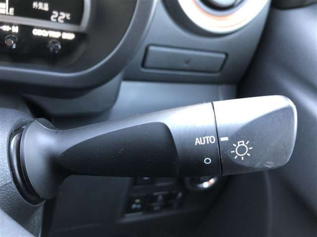 周囲の明るさに応じて自動でヘッドライトの点灯・消灯ができる機能です。トンネル通過時にライトの付け忘れ・消し忘れが無くなり雨の日や夕方の走行も安心・安全ですね♪