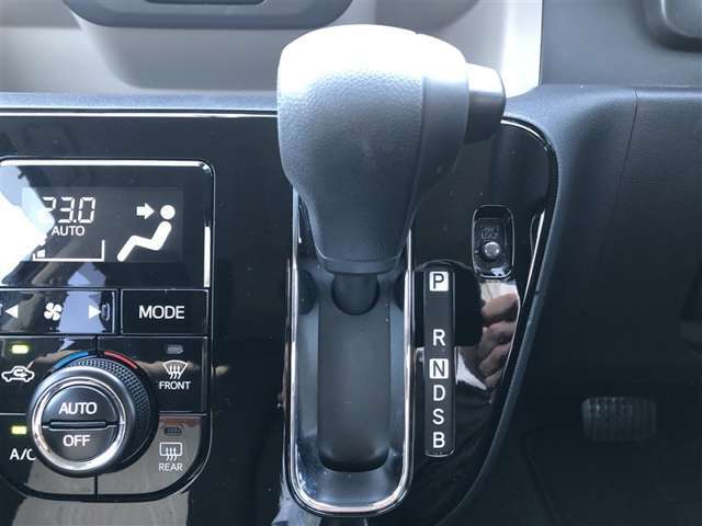 コラムシフトですので足元ひろびろ。運転しやすいですよ。