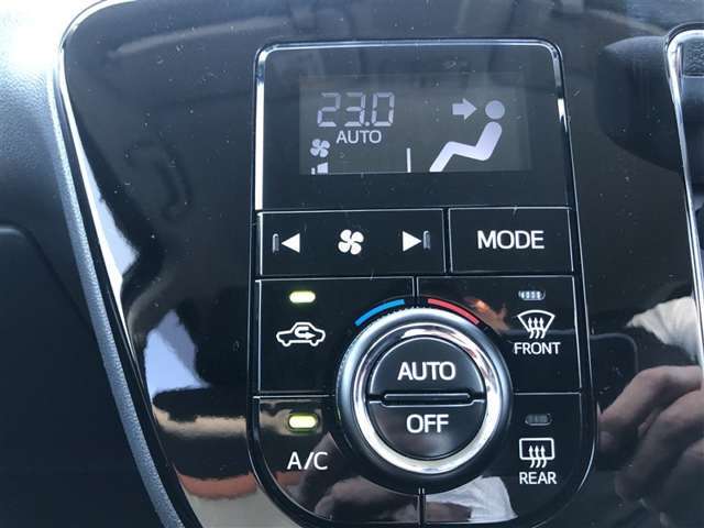 操作しやすいオートエアコン。車内をいつも快適に保つ事が出来ます。