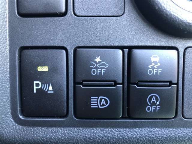 【インテリジェントクリアランスソナー】アクセルペダルの踏み間違えや踏みすぎなどで起こる衝突を検知し、エンジンの出力を抑制し、さらに距離が縮まると自動的にブレーキをかけます。