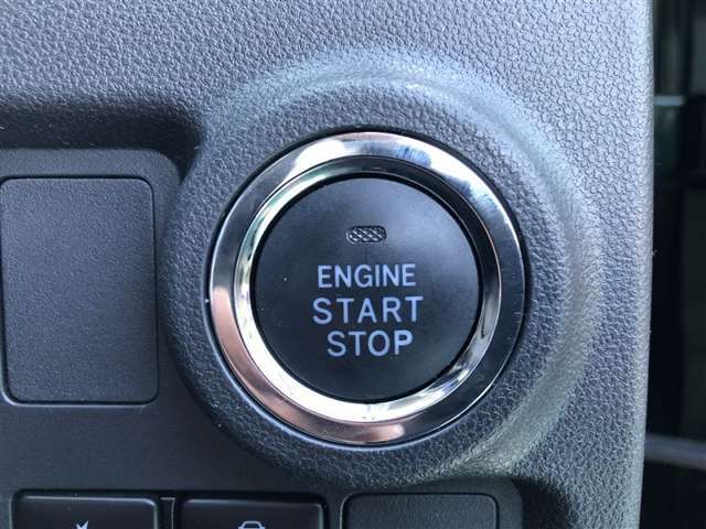 エンジンスタートスイッチです。キーが車内にあれば、エンジンの始動や停止はスイッチを押すだけ！キーを取り出す手間を省き、ワンプッシュで操作できるので簡単でスムーズです。