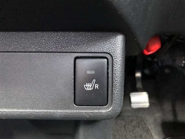 【シートヒーター】装備。運転席と助手席の座面と背もたれを素早く温めるシートヒーターを搭載。身体を直接温めることができます。