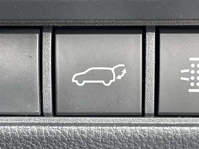 ◆【パワーバックドア】荷物を抱えた状態でもリアゲートの開閉が可能です！お買い物時やアウトドアの際に役立ちますね。