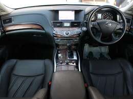 すっきりとしたフーガらしいデザインのダッシュ回り！フロントビューの視認性もよく運転しやすいと思います★