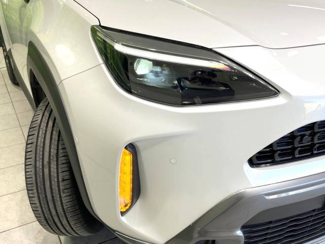 【LEDヘッドライト】悪天候や夜間走行時も良好な視界を確保し安心して運転できる高輝度LEDヘッドライトを装備！点灯速度が早く、消費電力も抑えられています。