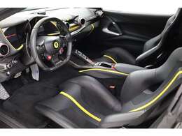 カーボンレーシングシート　コルサスタイル　238,000-　/　カラードレザー仕上げ　インナーディティール　￥76,000-/カラーカーペット　ロゴ刺しゅう　￥121,000-カーボンLED付ドライバーゾーン　￥681,000-
