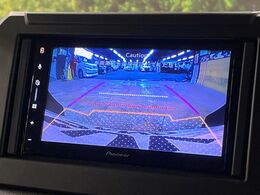 【バックカメラ】駐車時に後方がリアルタイム映像で確認できます。大型商業施設や立体駐車場での駐車時や、夜間のバック時に大活躍！運転スキルに関わらず、今や必須となった装備のひとつです！